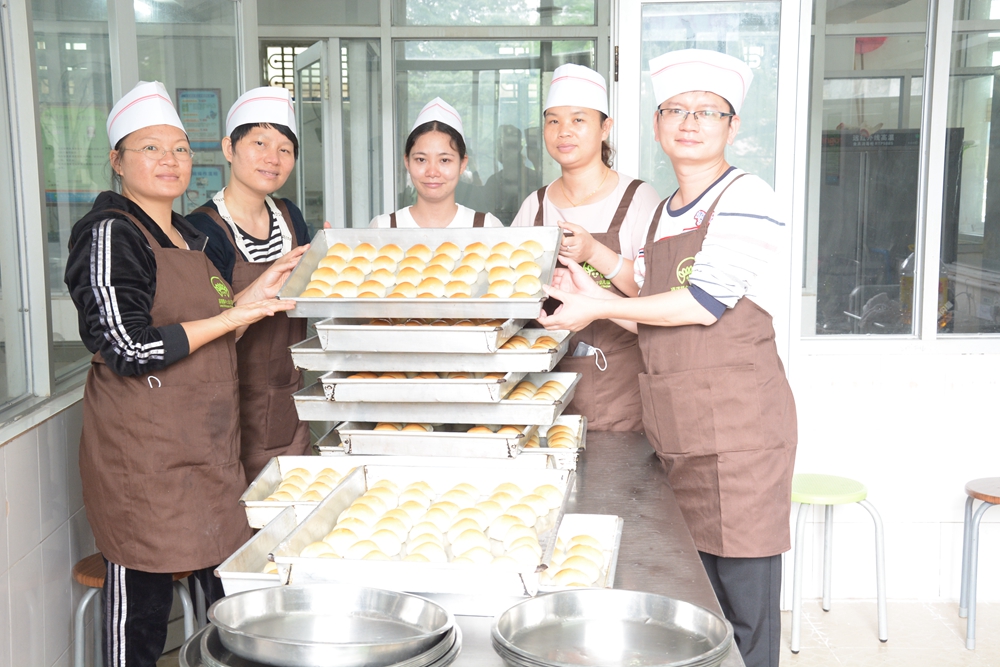 家委膳食小组帮厨活动.jpg