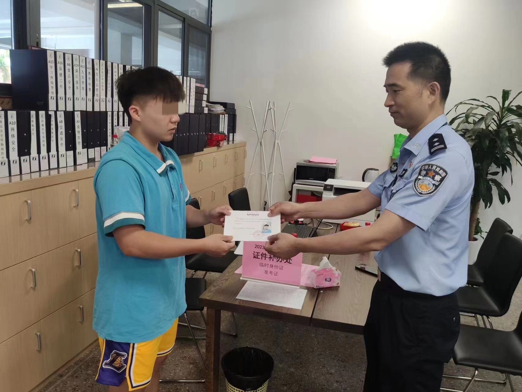 清溪公安为忘带证件考生办理身份证.jpg