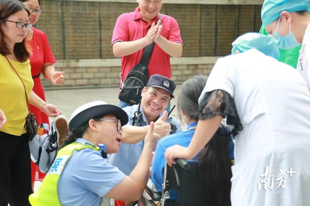 执勤人员鼓励学生.jpg