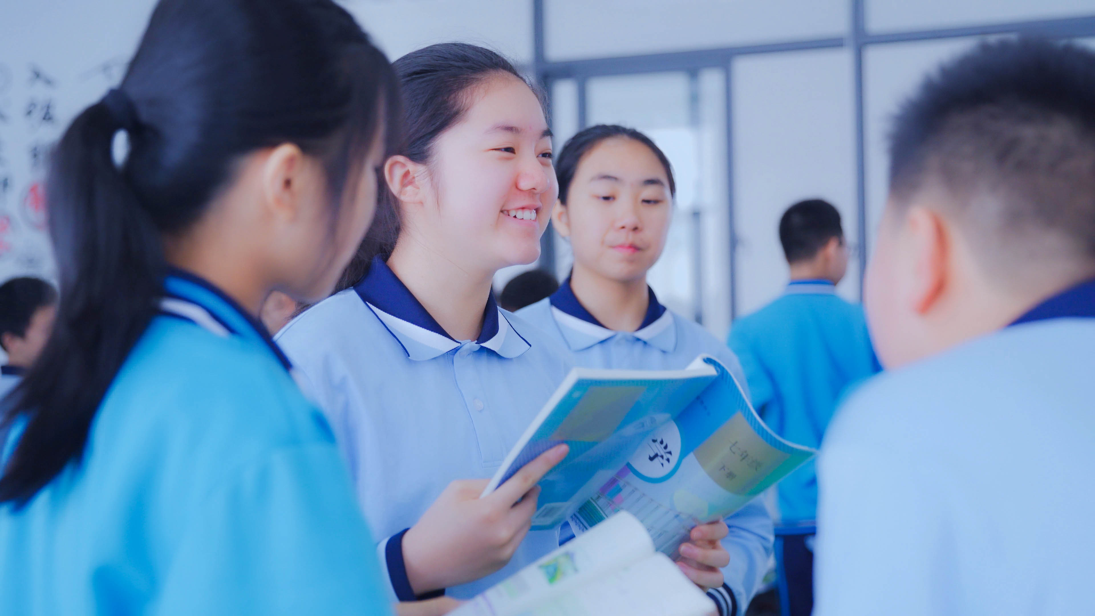 学生上课讨论.jpg